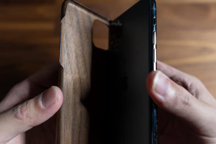 木製iPhoneケースをiPhone11 Proに装着