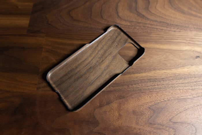裏面にも木材を利用したiPhoneケース