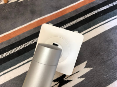 スタンドをモニターに取り付ける