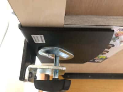 隙間に単行本を挟む